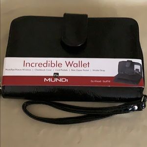 Minding “Vegan patent leather” 3 section wristlet